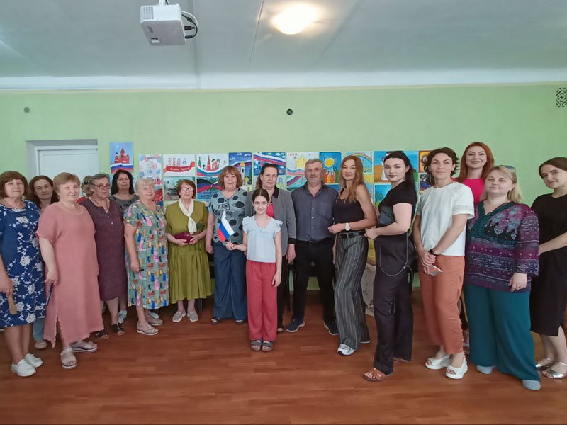 Подготовлена выставка детских рисунков «С любовью и верой в Россию».