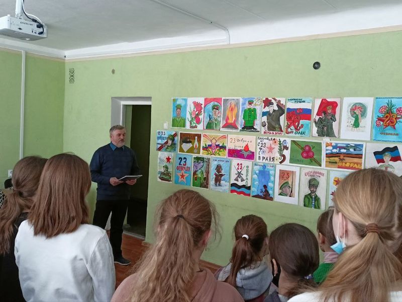 Открылась выставка детского рисунка «На страже мира и добра».