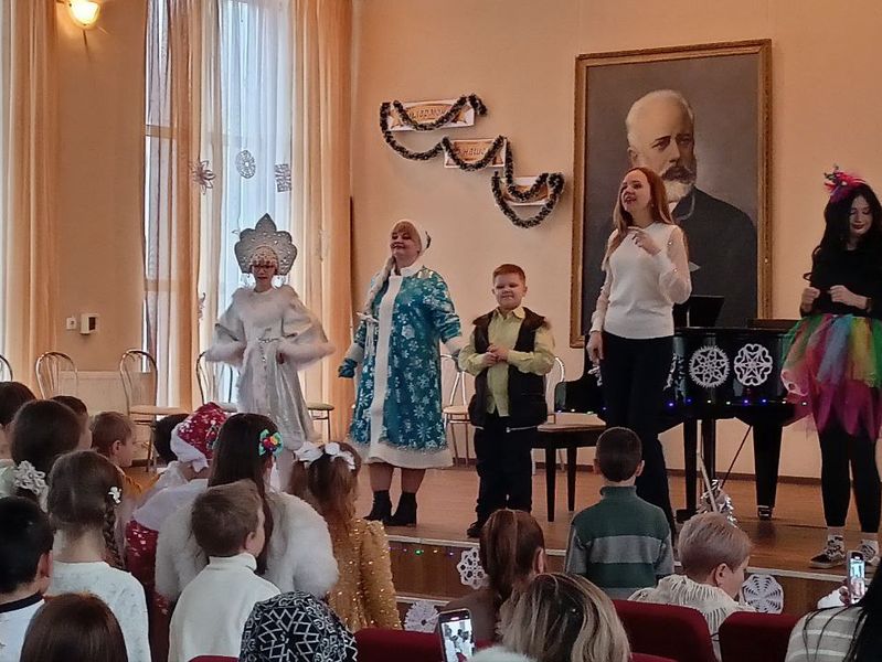 Прошел общешкольный новогодний утренник «Зимний хоровод».