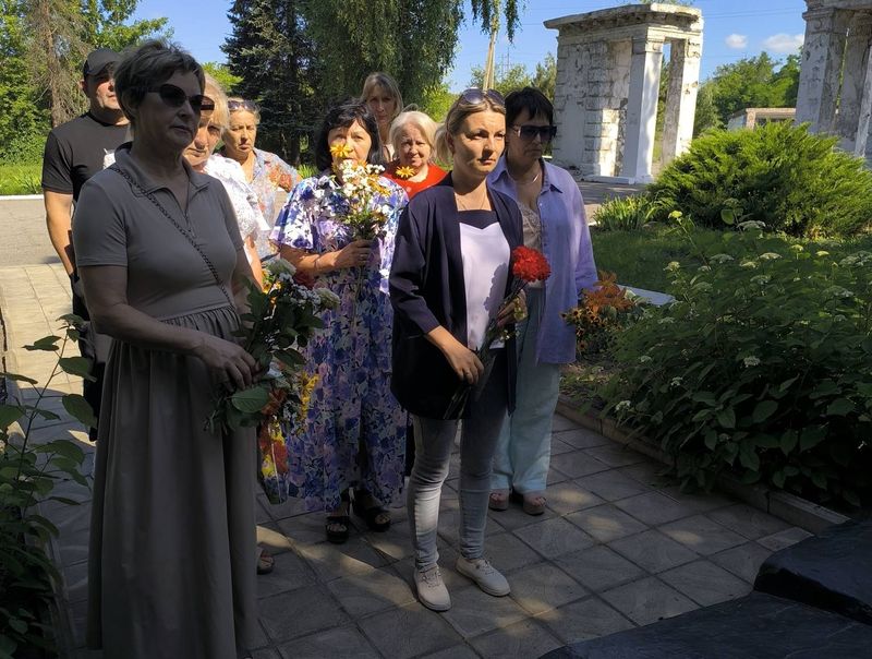 В городе Юнокоммунаровске состоялось возложение цветов, приуроченное к Дню партизан и подпольщиков.