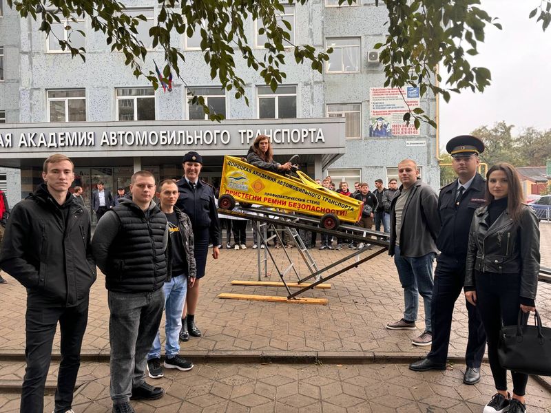 Сотрудники ГИБДД приняли участие в социально-значимой акции «Сел в машину – пристегнись!».