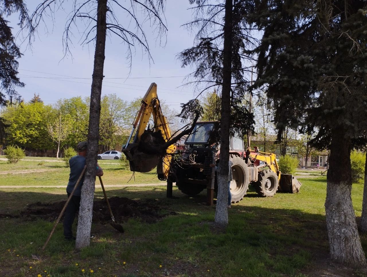 В городе Юнокоммунаровске состоялся общегородской субботник.