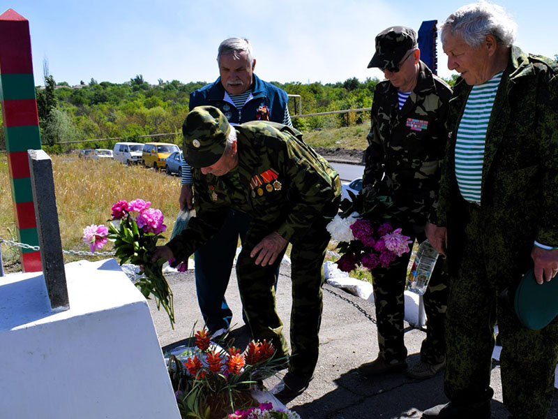 Состоялось возложение цветов к памятнику пограничникам.