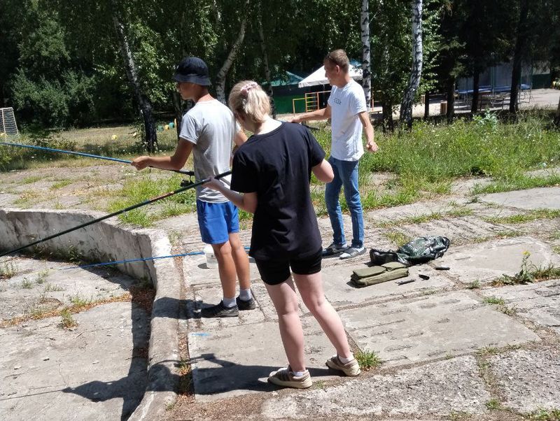 Поймай рыбку и выиграй билет на аттракцион.