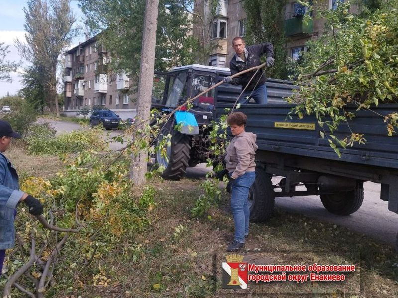 Муниципальными унитарными предприятиями городского округа Енакиево выполнены работы по благоустройству.