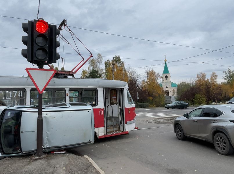 Проезд на запрещающий сигнал светофора стал причиной ДТП в Донецке.