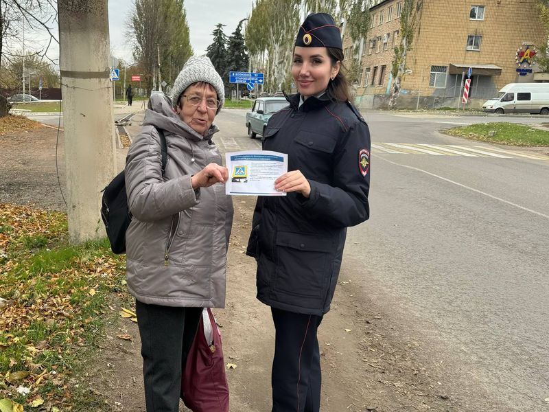 Сотрудники ГИБДД провели беседу с пожилыми гражданами.