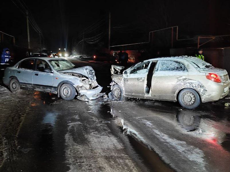 За сутки сотрудники полиции зафиксировали 12 ДТП с пострадавшими.