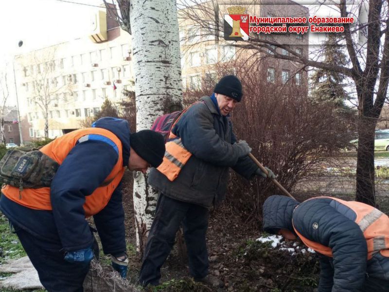 Муниципальными унитарными предприятиями городского округа Енакиево выполнены работы по благоустройству.