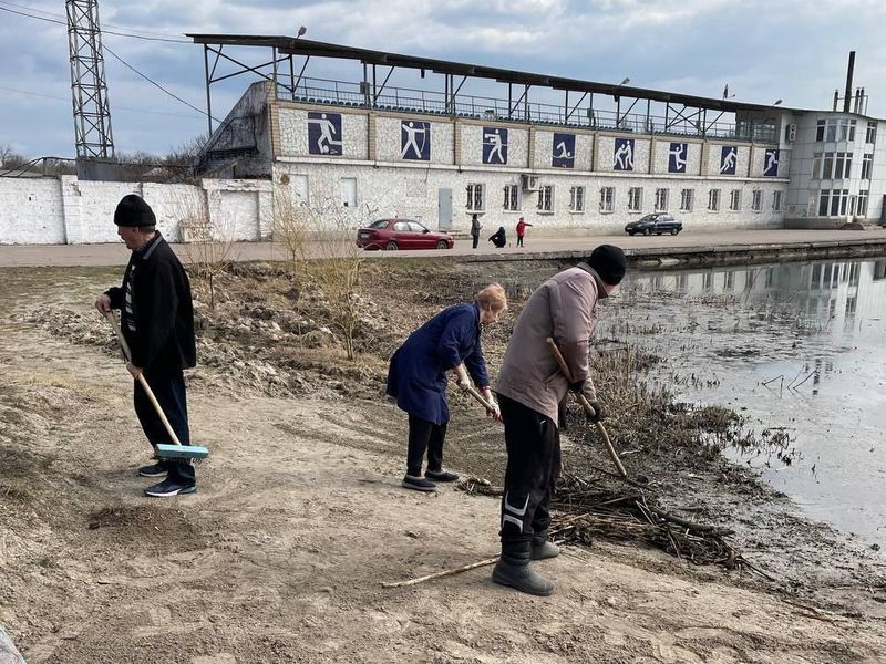 Сотрудники спортивной школы городского округа Енакиево и центра физического здоровья населения &quot;Спорт для всех&quot; на общегородском субботнике.