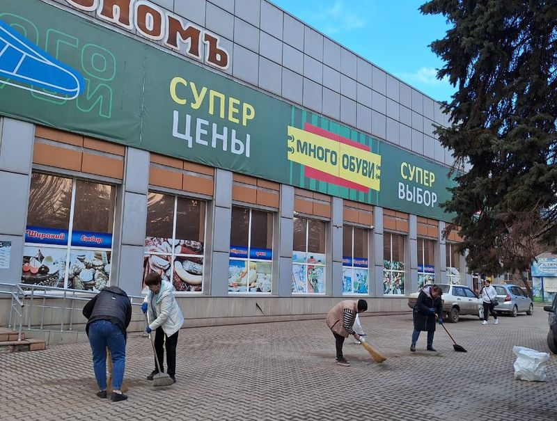 Хозяйствующие субъекты продолжают активно участвовать в уборке прилегающих территорий.