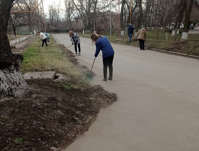 Сотрудники территориального центра социального обслуживания на общегородском субботнике.