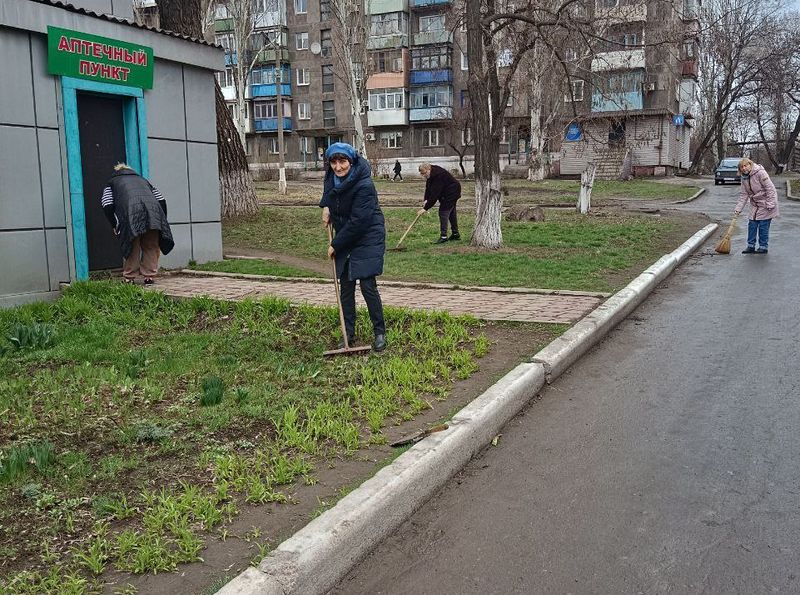 Сотрудники медицинских учреждений на общегородском субботнике.