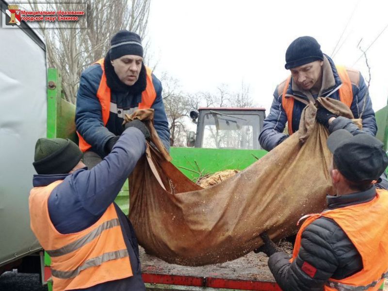 Муниципальными унитарными предприятиями городского округа Енакиево выполнены работы по благоустройству.