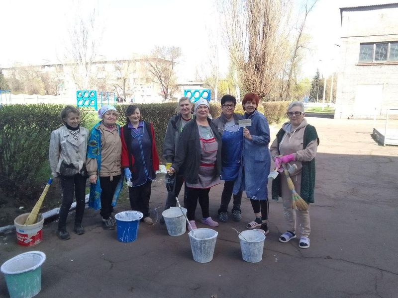 Сотрудники образовательных учреждениях на субботнике в городском округе Енакиево.
