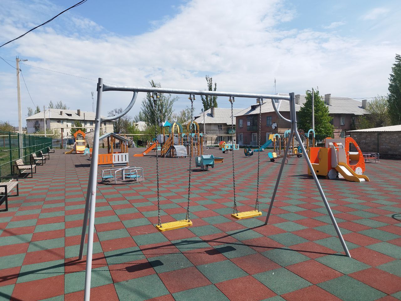 Городской округ Енакиево продолжает благоустраивать детские игровые и спортивные инфраструктуры .