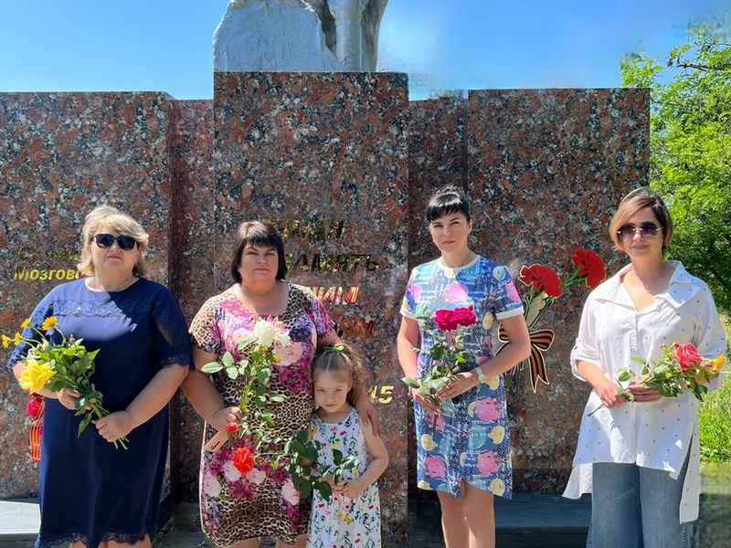 В пгт Корсунь проведено возложение цветов к памятнику погибшим воинам в годы ВОВ.