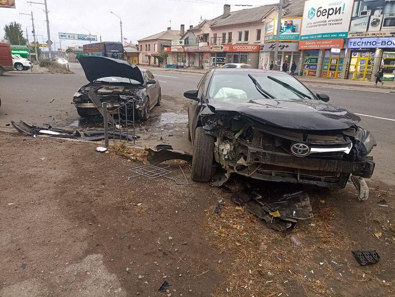 Полицейские устанавливают обстоятельства ДТП с участием несовершеннолетнего водителя авто.