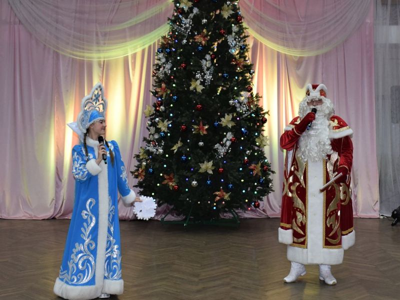 В Культурно-досуговом центре им. 40-летия Победы прошёл новогодний праздничный концерт.