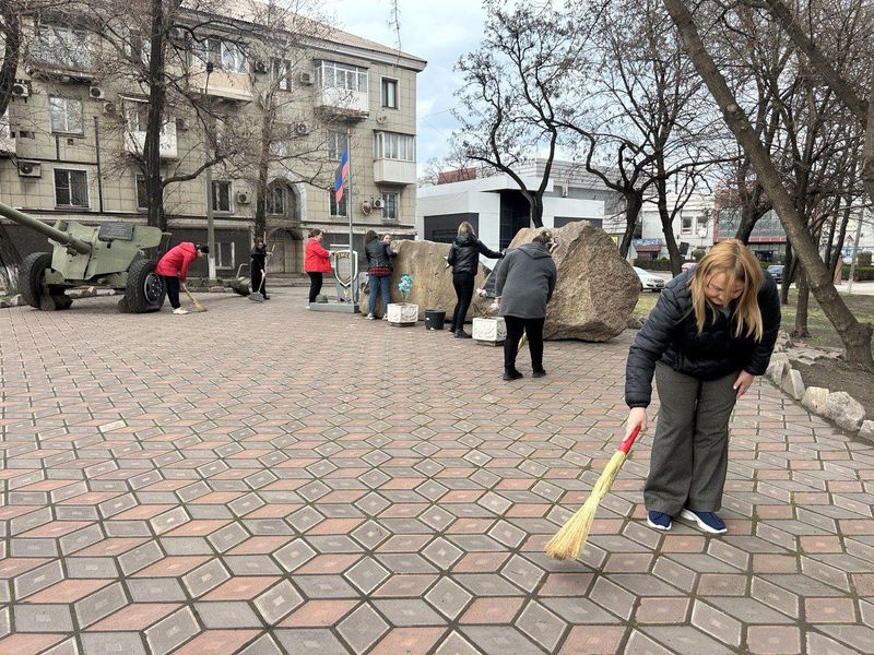 Сотрудники центра занятости и центра детского и юношеского творчества на общегородском субботнике.