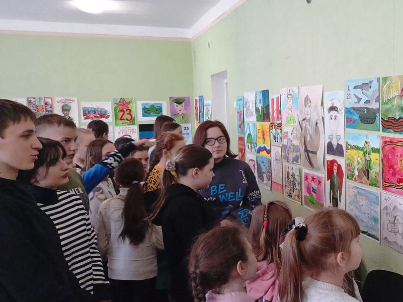 Открылась выставка детского рисунка «На страже мира и добра».