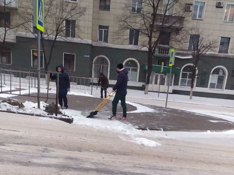 С самого утра нашими коммунальщиками ведется активная работа по очистке автодорог.