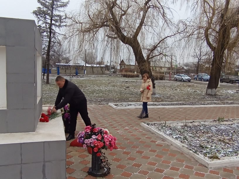 Возложение цветов в Углегорске.