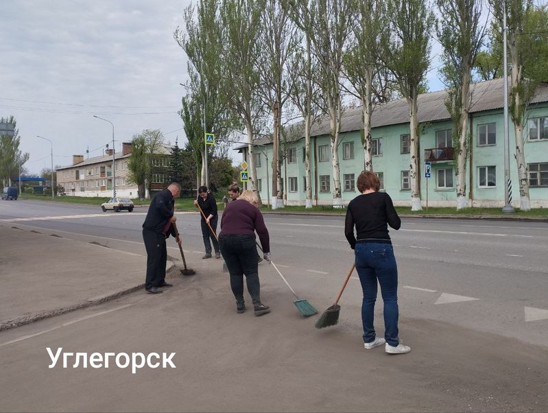 Сотрудники управления территориями городского округа Енакиево на субботнике.