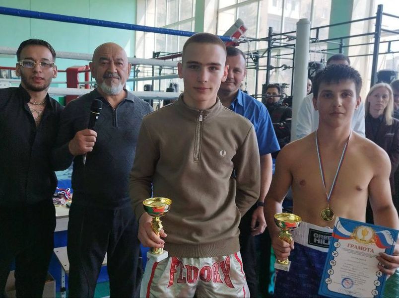 Соревнования по кикбоксингу .