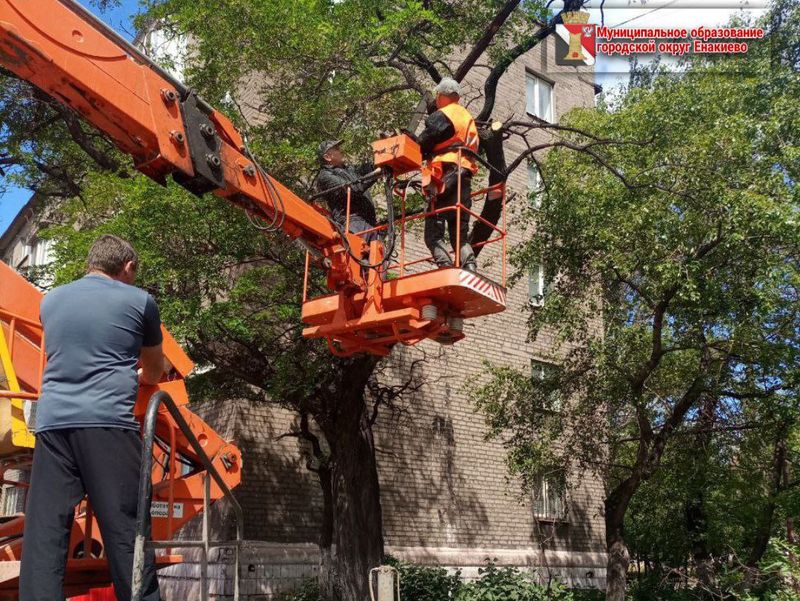 Муниципальными унитарными предприятиями городского округа Енакиево выполнены работы по благоустройству.