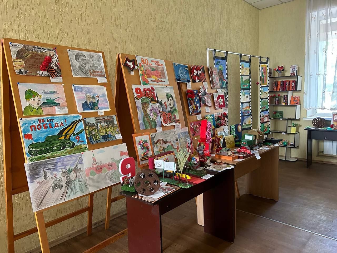 Выставка в рамках Года Защитника Отечества и 80-летия Великой Победы .