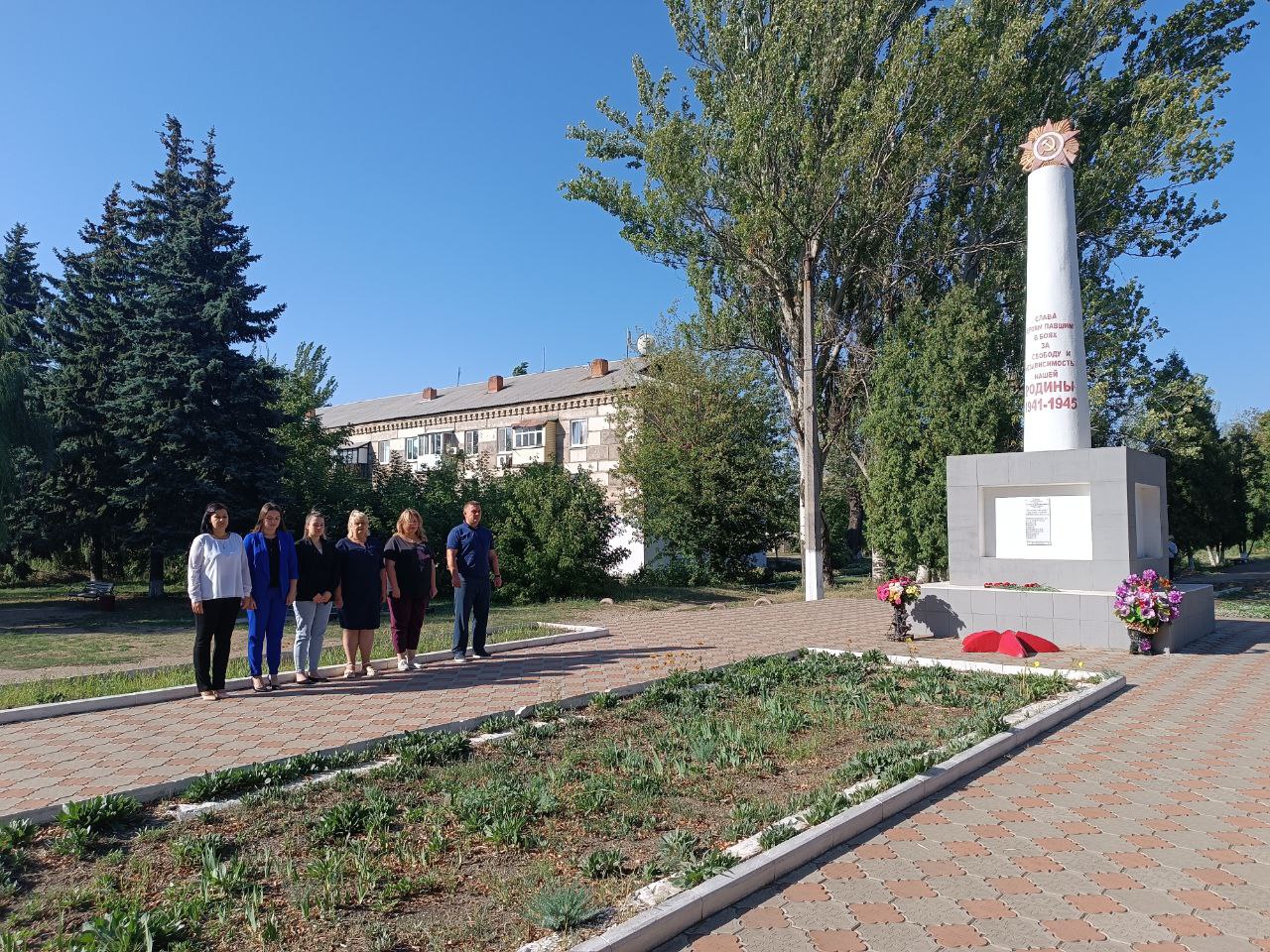 Возложение цветов к памятнику советским воинам .