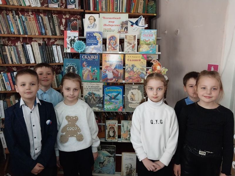 Оформлена книжная выставка «Волшебный мир Андерсена».