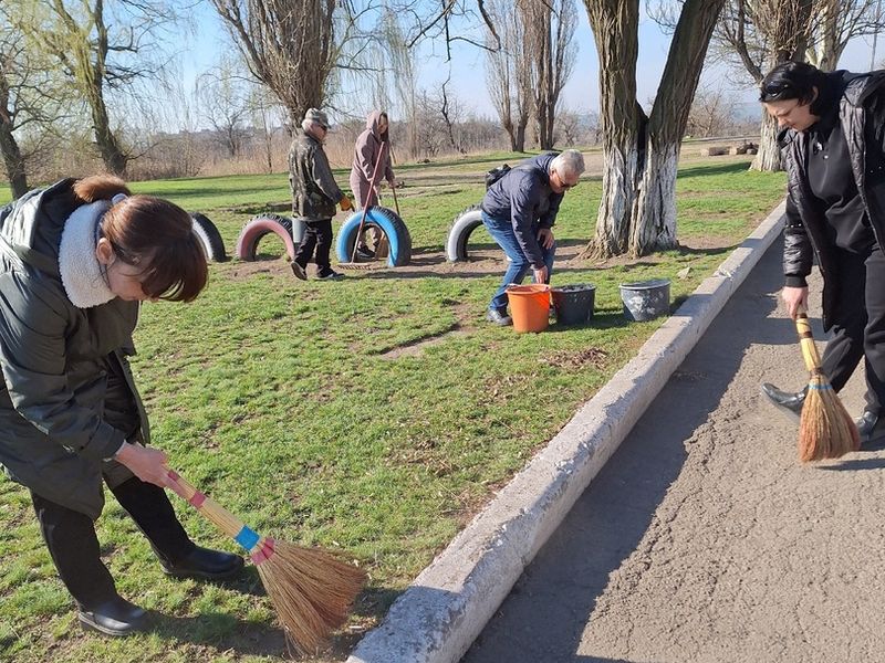 В городе Юнокоммунаровске состоялся общегородской субботник.