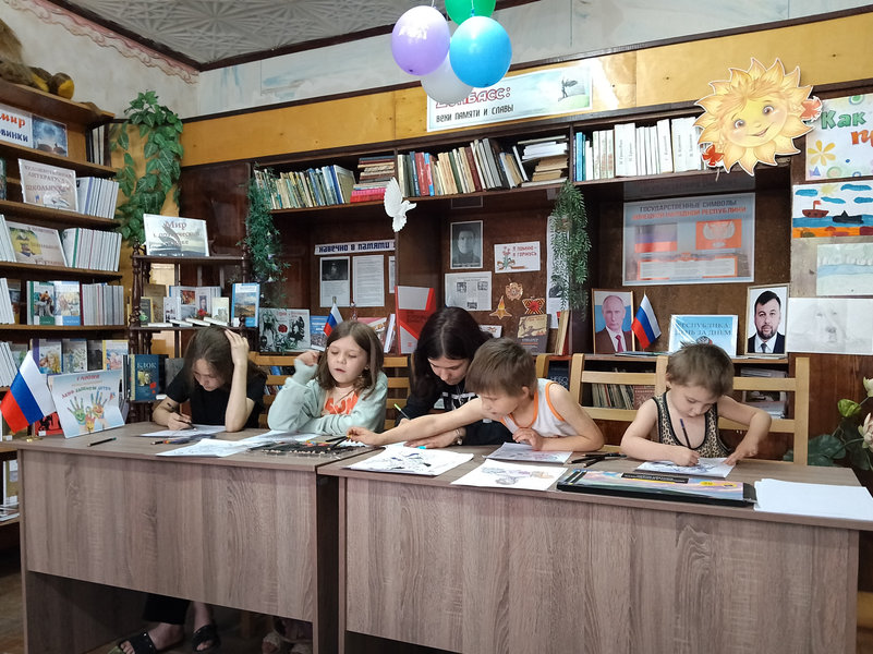 Оформлена выставка детских рисунков «Как прекрасен этот мир».