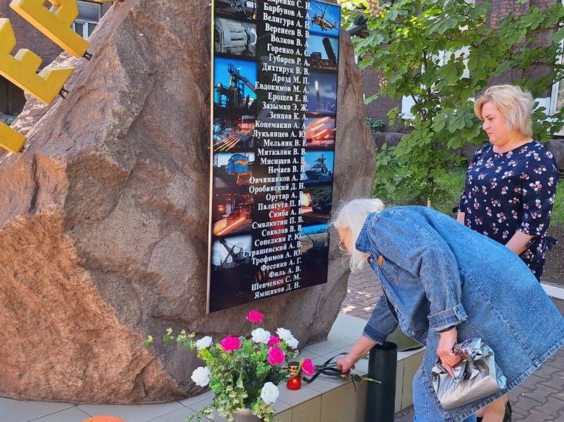 Состоялось возложение цветов к памятнику погибшим заводчанам – участникам специальной военной операции.