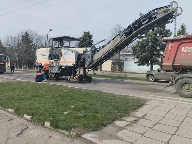 В городе Юнокоммунаровске по улице Ильича начаты работы по ремонту асфальтобетонного покрытия.