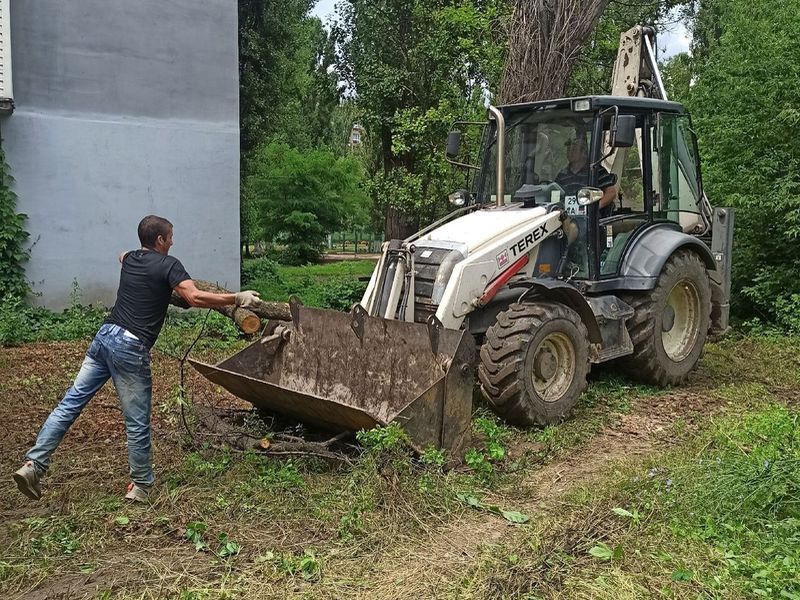 МУП города Енакиево были выполнены мероприятия по приведению в надлежащее санитарное состояние территорий.