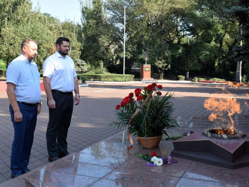 Состоялось возложение цветов к наиболее значимым памятникам города Енакиево.