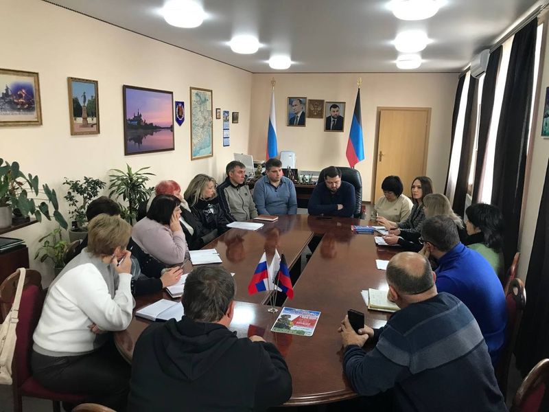 Глава муниципального образования городского округа Енакиево Храменков Р.А, провел рабочее совещание с руководителями муниципальных унитарных предприятий.