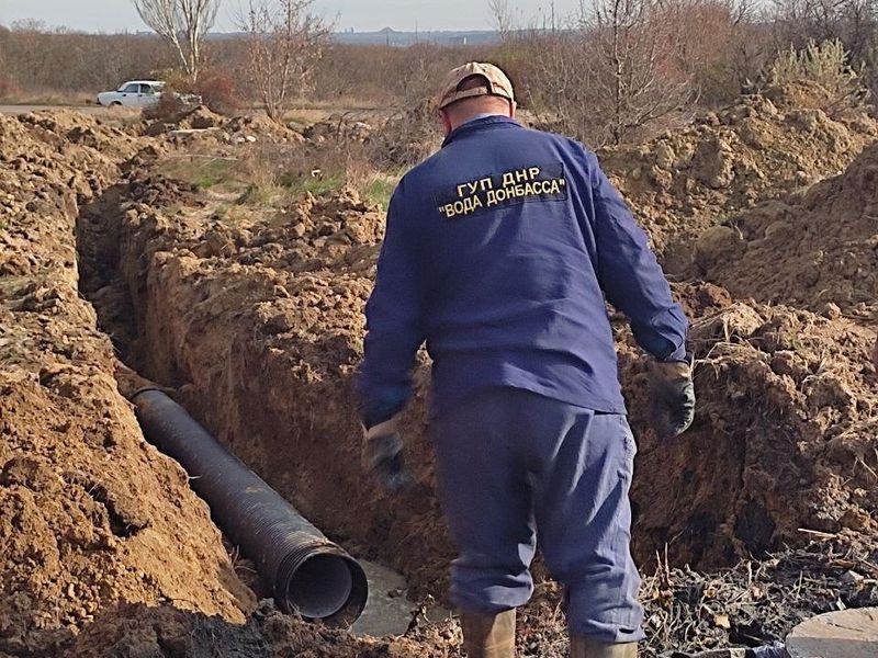 Сотрудники «Воды Донбасса» выполняют работы на объектах в Енакиево.