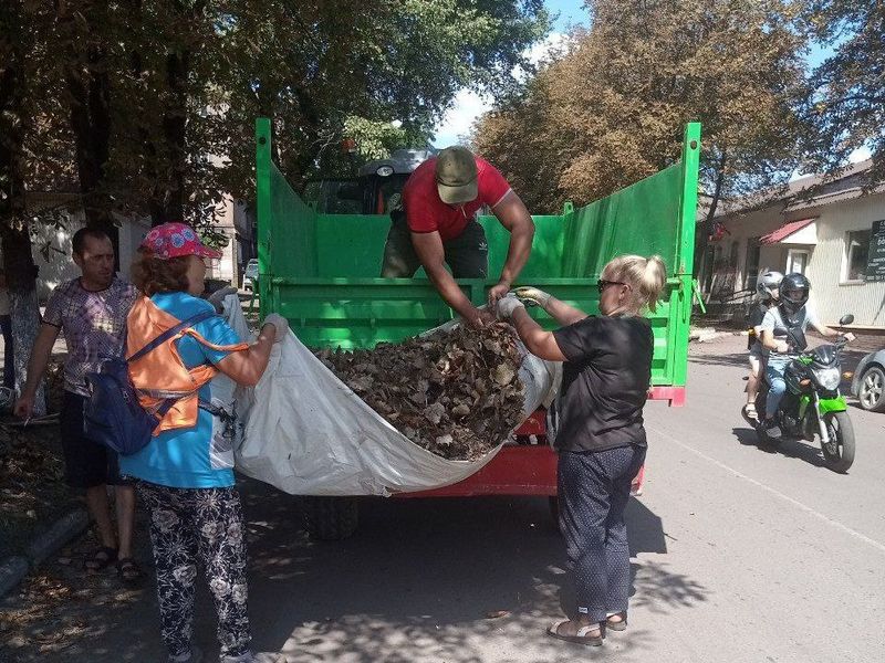 МУП города Енакиево были выполнены мероприятия по приведению в надлежащее санитарное состояние территорий.