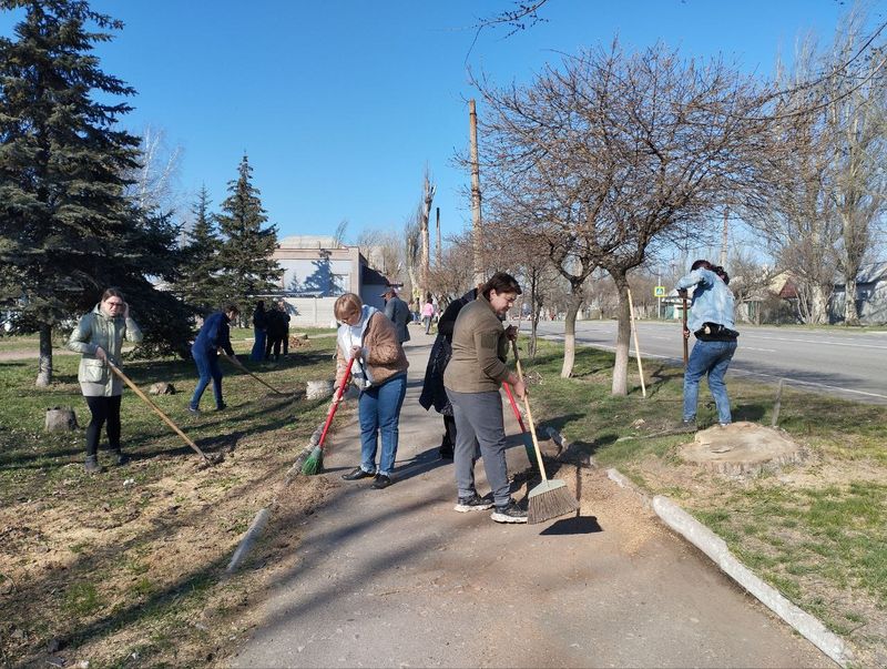 Состоялся общегородской субботник в Углегорске.