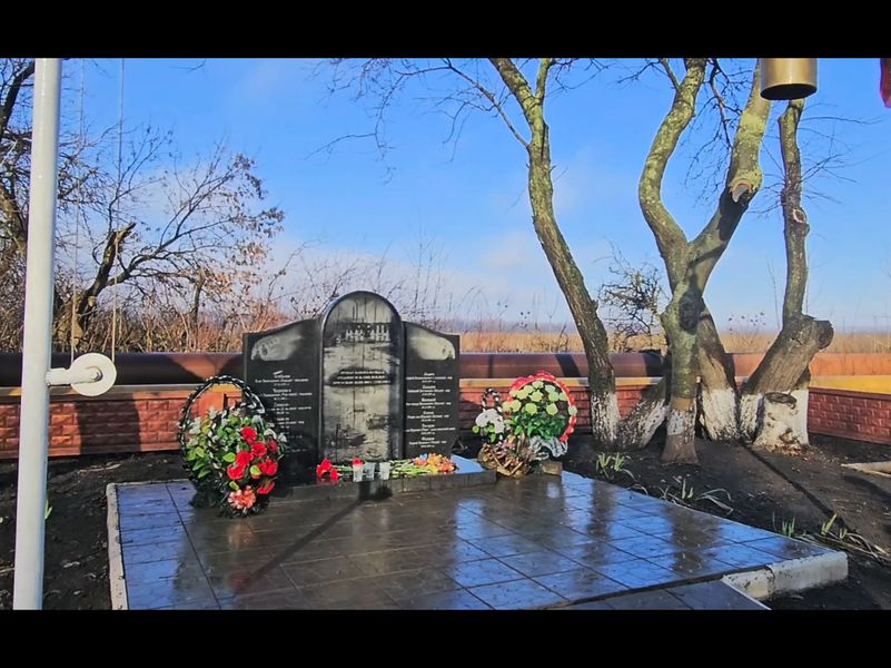 В Углегорске состоялось возложение цветов к памятному знаку погибшим бойцам.