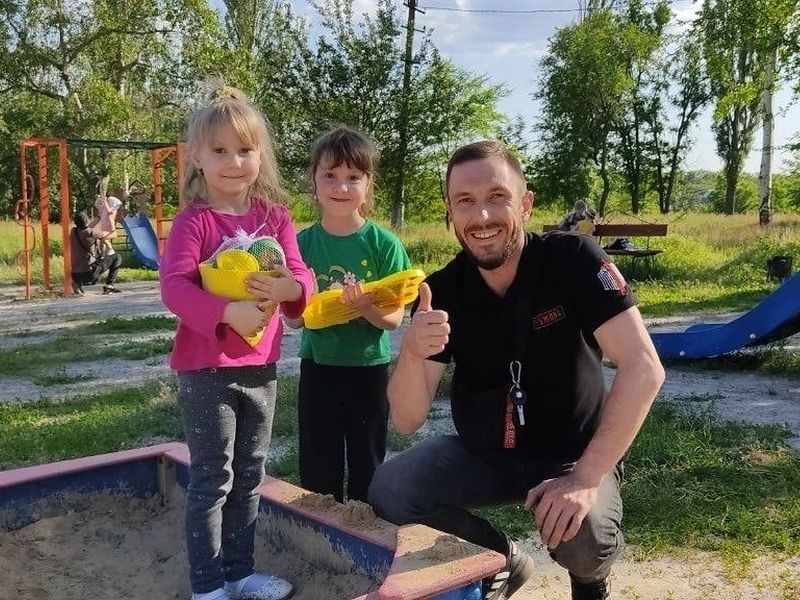 Активисты местного штаба Народной Дружины г. Енакиево организовали в г. Углегорск раздачу детских игрушек.