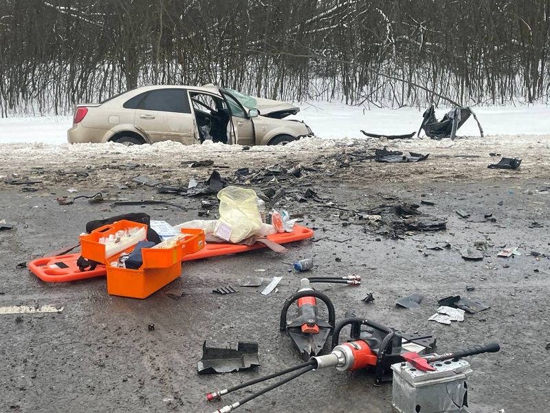 Полицейские устанавливают причины ДТП, в результате которого пострадали люди.