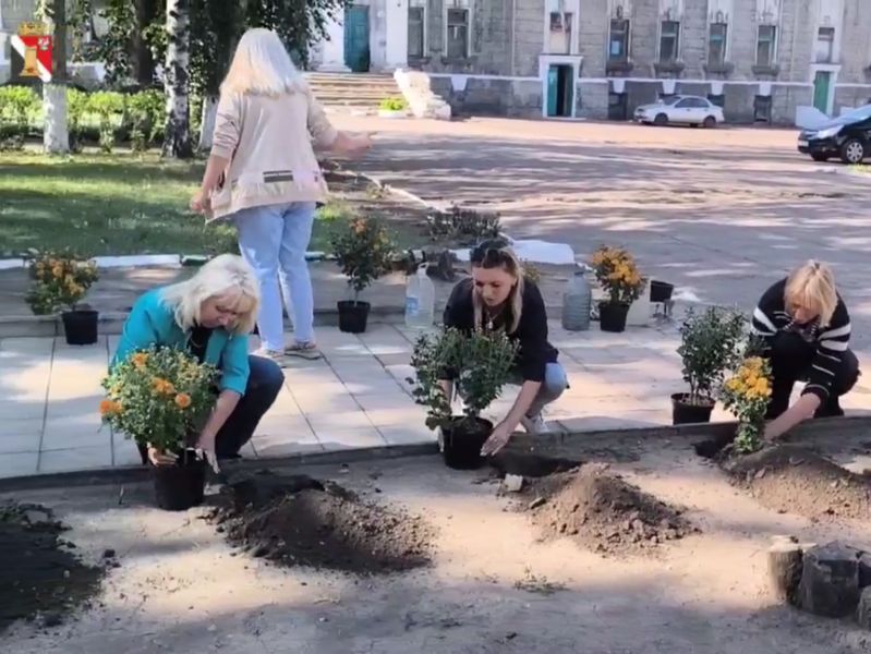 Высадка цветов к братской могиле в честь 81-й годовщины освобождения Донбасса.