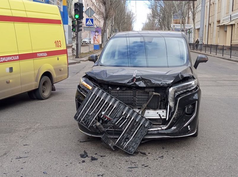 Полицейские устанавливают обстоятельства двух ДТП с участием подростков.