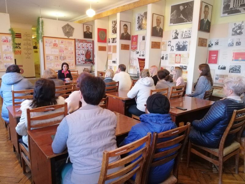 Управляющий делами администрации города Енакиево Стасенко Л.П. провела встречу с трудовым коллективом и сходы граждан.