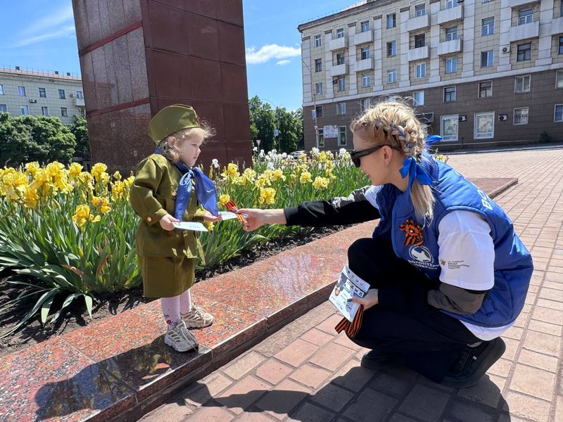 В Енакиево прошли Всероссийские акции «Георгиевская лента» и «Синий платочек».